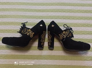 Zapatos de tacón negros con bordado dorado