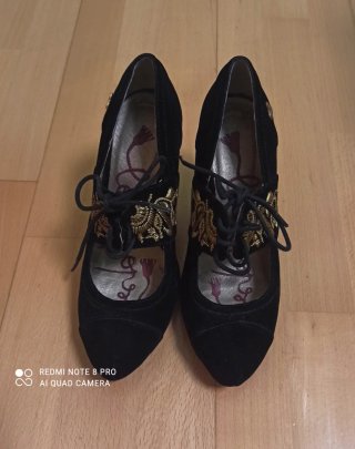 Zapatos de tacón negros con bordado dorado