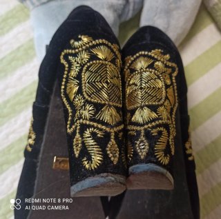 Zapatos de tacón negros con bordado dorado
