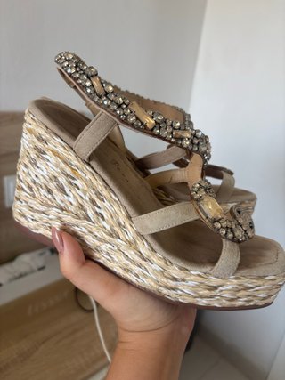 Cuñas Alma en Pena Beige y Doradas