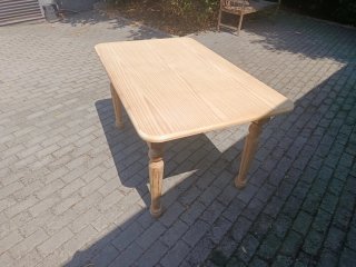 Mesa de comedor de madera