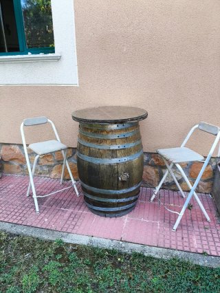 Barril y sillas