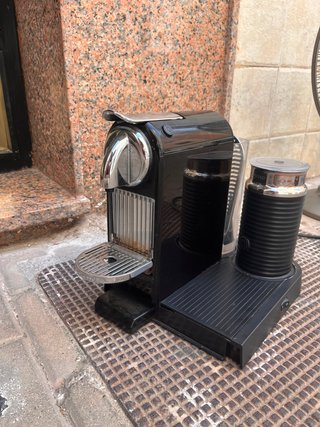 Cafetera Nespresso con espumador
