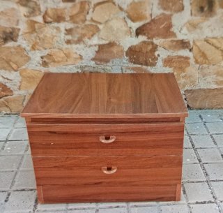 Mesita de madera con 2 cajones