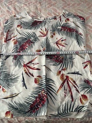 Camiseta Dabutong Estampado Hojas Tropicales