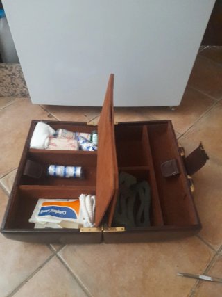 Maletín médico de piel marrón