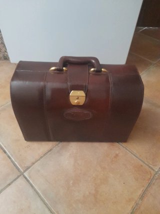Maletín médico de piel marrón