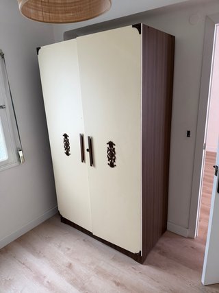 Armario de 2 puertas beige y marrón