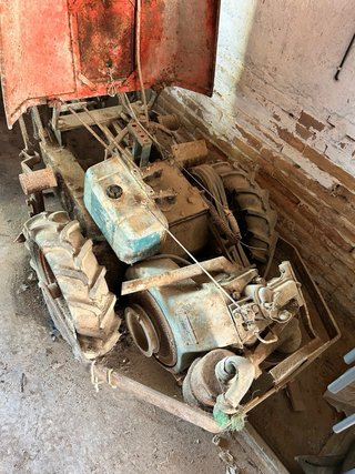 Motocultor antiguo clásico