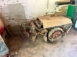 Motocultor antiguo clásico