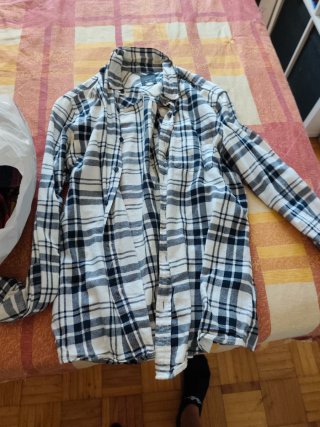 Camisas varios colores a cuadros , alguna lisa