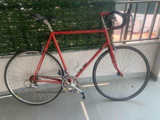 Bicicleta de carretera vintage roja