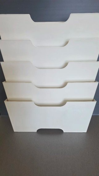 Revistero de metal blanco