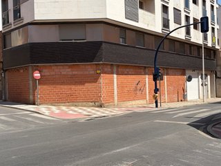 Se alquila local de 270 metros cuadrados