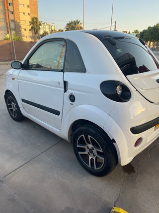 Microcar en muy buen estado. Color blanco, compact