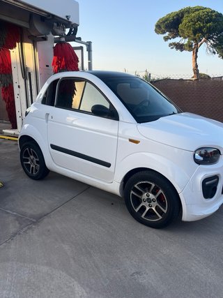 Microcar en muy buen estado. Color blanco, compact