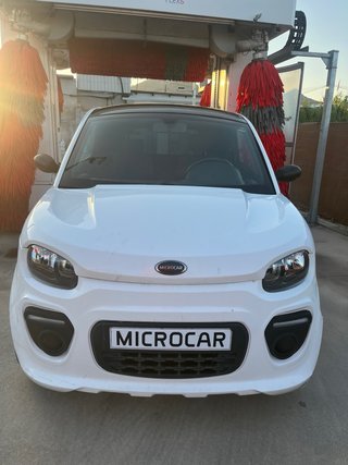 Microcar en muy buen estado. Color blanco, compact