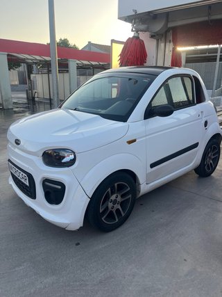 Microcar en muy buen estado. Color blanco, compact