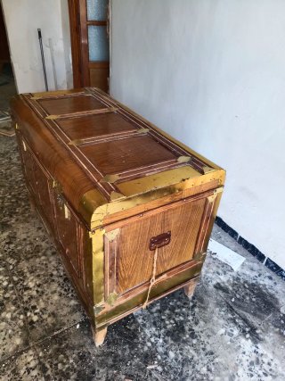 Baúl de madera con detalles dorados