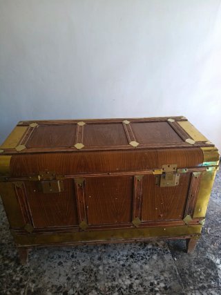 Baúl de madera con detalles dorados
