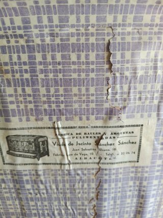 Baúl de madera con detalles dorados