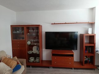 Mueble de salón color cerezo.