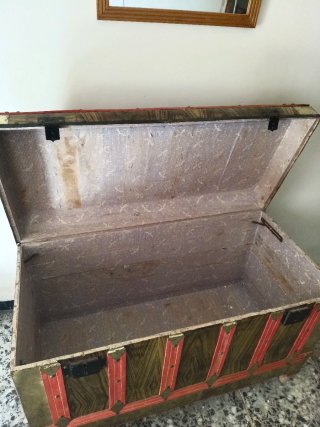 Baúl de madera con detalles rojos
