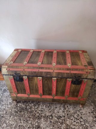 Baúl de madera con detalles rojos