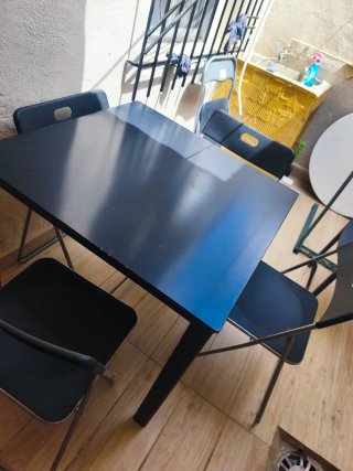 Mesa de jardín con cuatro sillas plegables