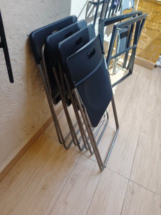 Mesa de jardín con cuatro sillas plegables