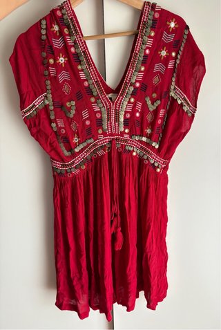 Vestido rojo bordado