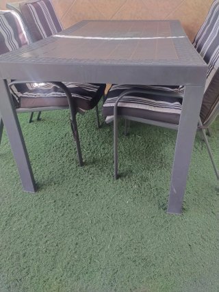 Mesa de jardín con 4 sillas