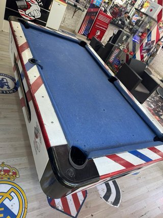 Mesa de billar con tacos y bolas