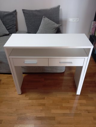 Escritorio blanco con cajones