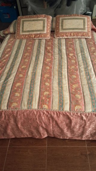 Edredón y cojines cama matrimonio