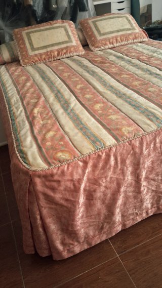 Edredón y cojines cama matrimonio