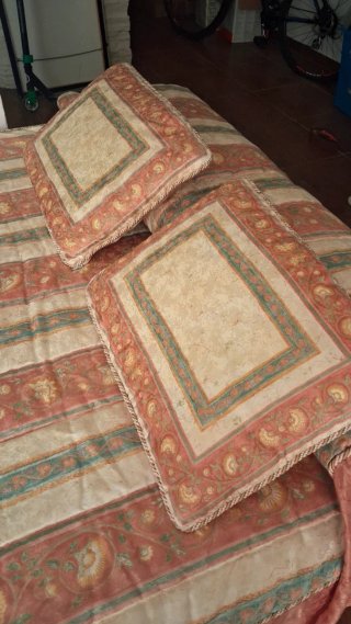 Edredón y cojines cama matrimonio