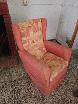 Sillón de tela rojo estampado