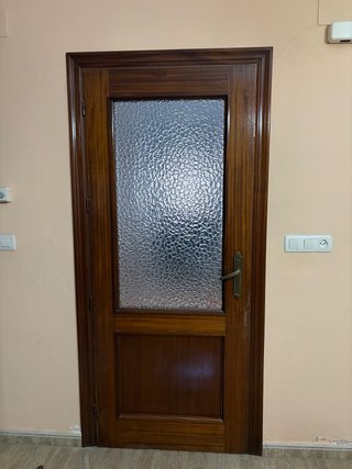 Puerta de madera con cristal