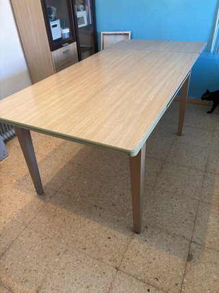Mesa de comedor de madera
