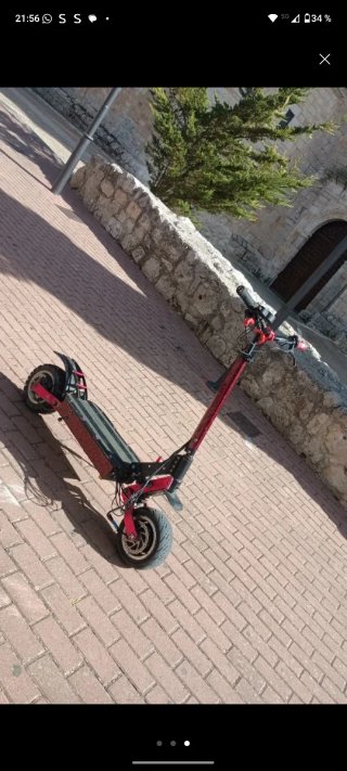 Patín eléctrico rojo