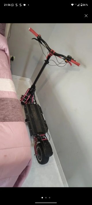 Patín eléctrico rojo