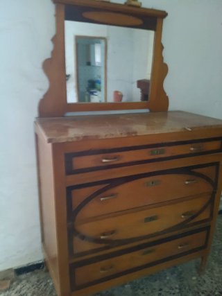 Cajonera de madera con espejo