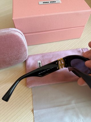 Occhiali da sole Miu Miu neri e rosa