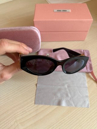Occhiali da sole Miu Miu neri e rosa