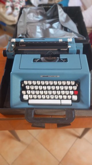 Máquina de escribir Olivetti Studio 46 con maletín