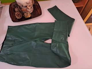 Pantalón efecto piel verde Stradivarius T.38