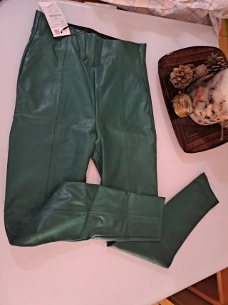 Pantalón efecto piel verde Stradivarius T.38