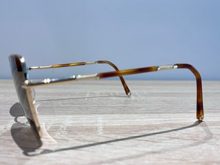 Gafas de sol doradas y marrones