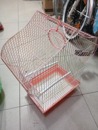 Jaula para pájaros rosa y blanca